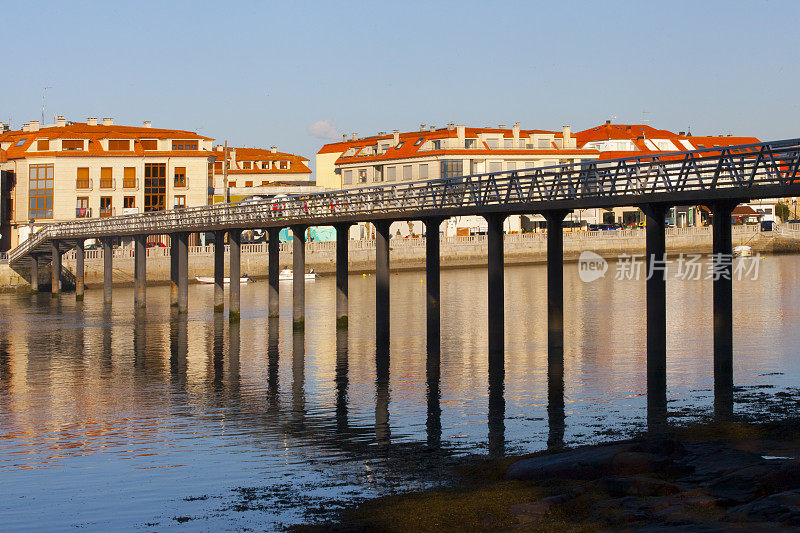 Vilanova de raisa城镇景观和人行桥景观。Pontevedra省，加利西亚，西班牙。